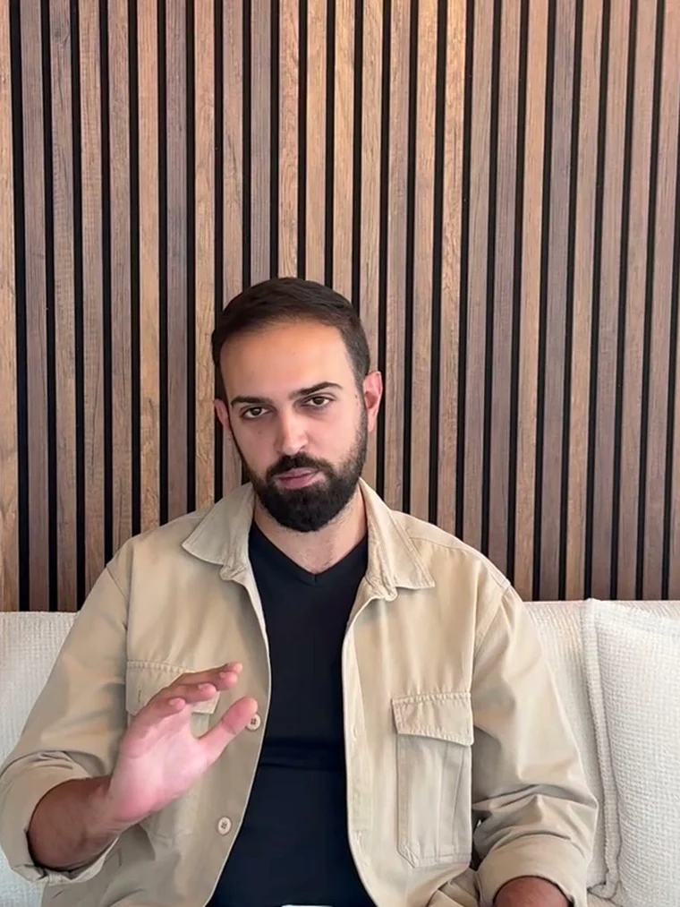 Dr. Berk Ekşi muayenehanede hasta görüşmesi sırasında
